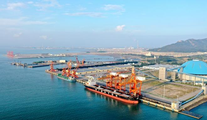 古雷石化基地正在加快港口集群建设，助力临港工业发展。詹照宇摄