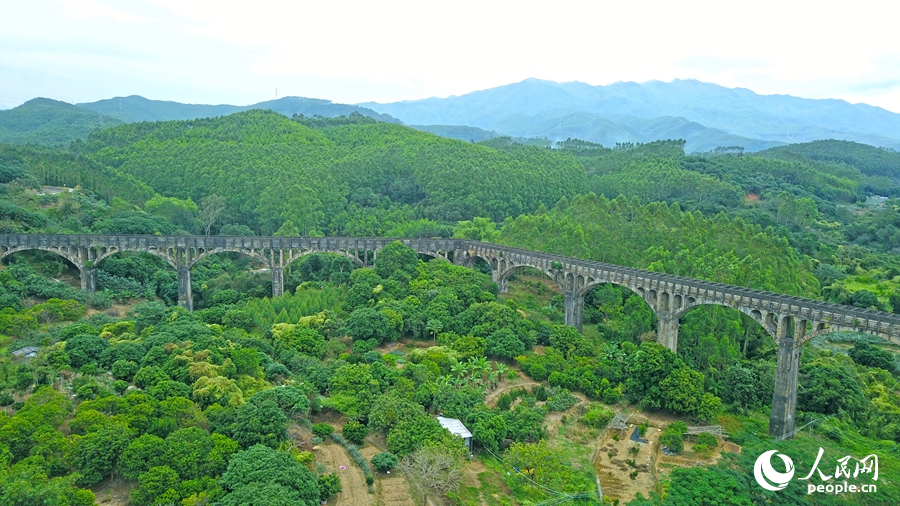 向东渠的重要组成部分“石拱渡槽”，如同“天河”，穿山跨海，直抵东山县的红旗水库。人民网 李昌乾摄