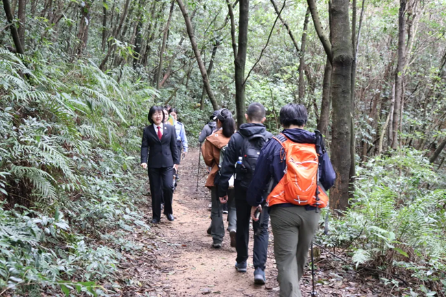 青年干警重走茶马古道与登山爱好者相逢。安溪法院供图