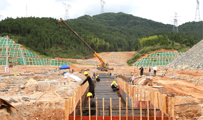 福建青山特材不锈钢深加工项目施工现场。汤文娟摄