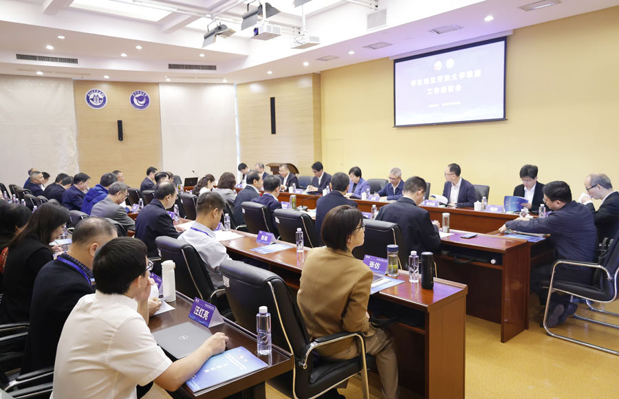 与会嘉宾座谈交流时情景。厦门开放大学供图