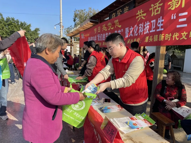 潭头司法所组织镇“蒲公英”志愿者在华威广场开展法律援助系列惠民活动