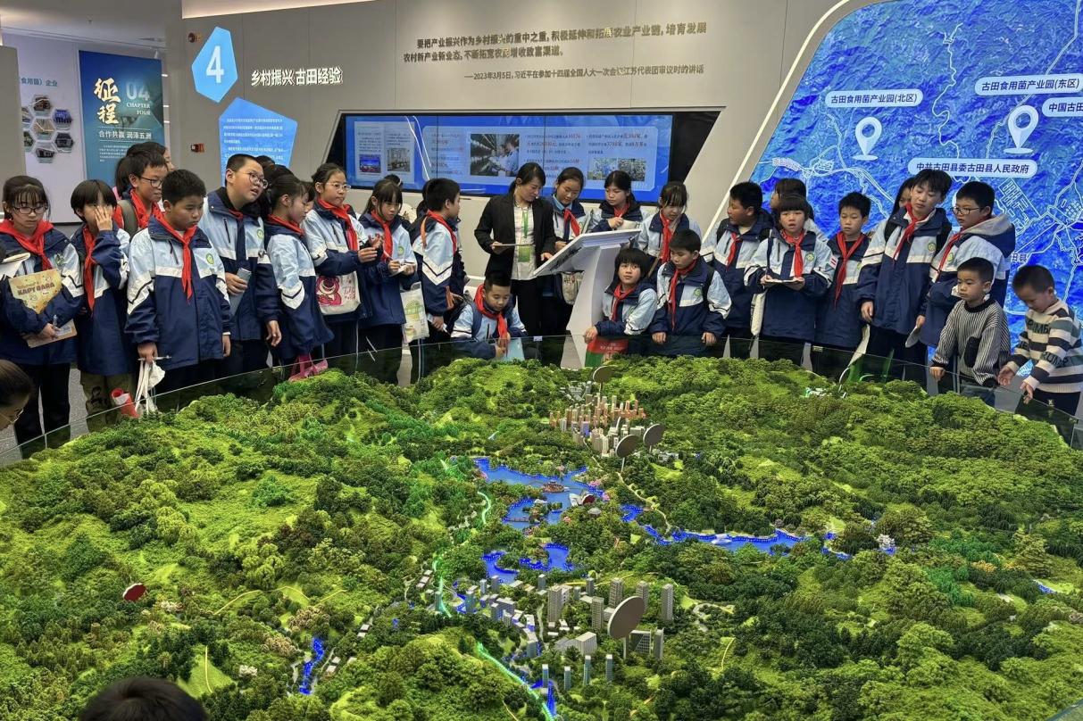 开馆当天,众多学生前往中国食用菌产业展示馆参观。中国食用菌产业展示馆供图