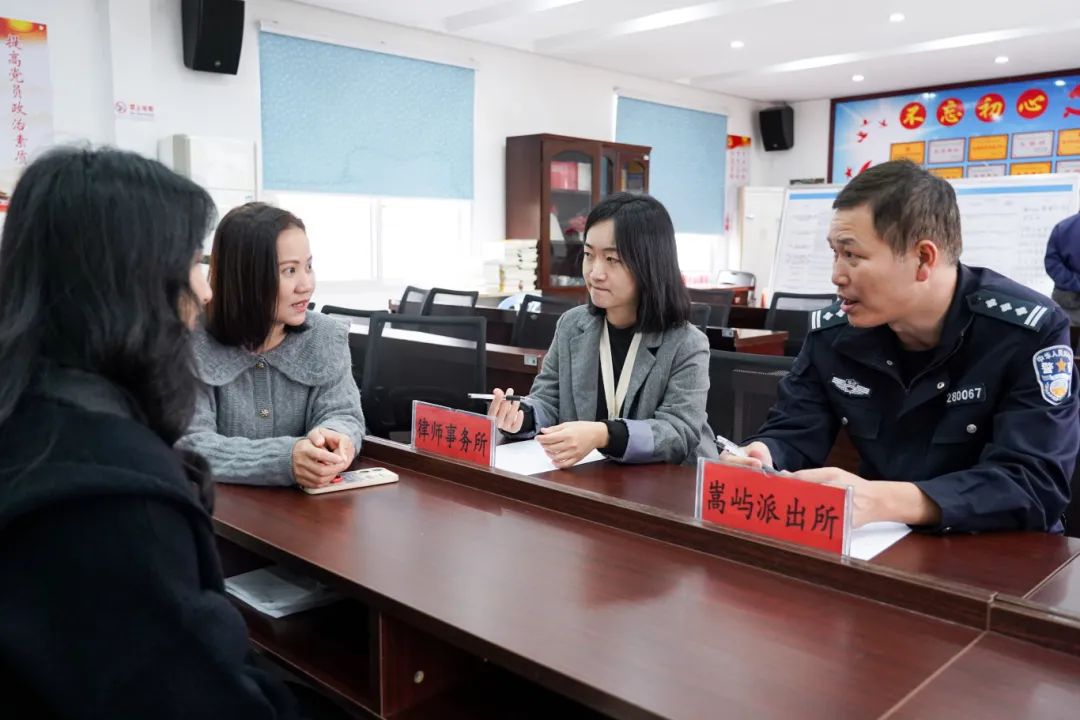 曾祥生与陈悦婷现场解答居民问题。