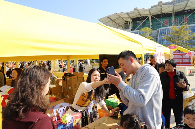 工“惠”集市火热开锣。受访者供图