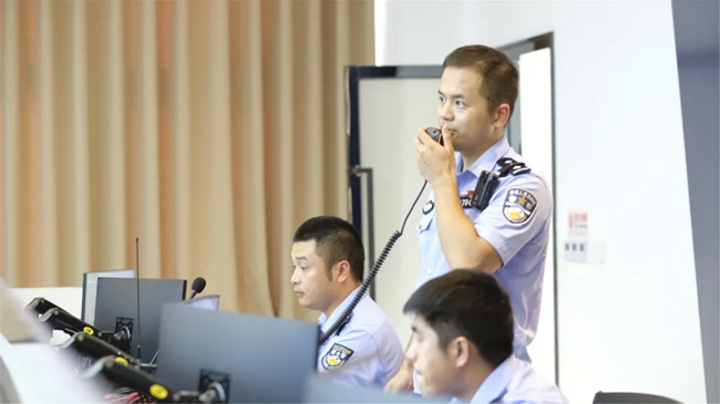 厦门市公安局同安分局民警按照标准件”指示在美林所滨海智慧警务中心开展警情处置.jpg