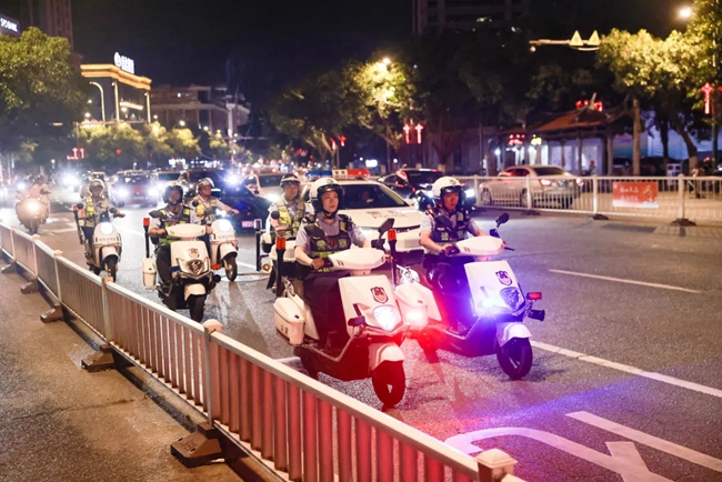 7月7日晚，莆田市公安局城厢分局民辅警在辖区内驾驶警车、电动车巡逻