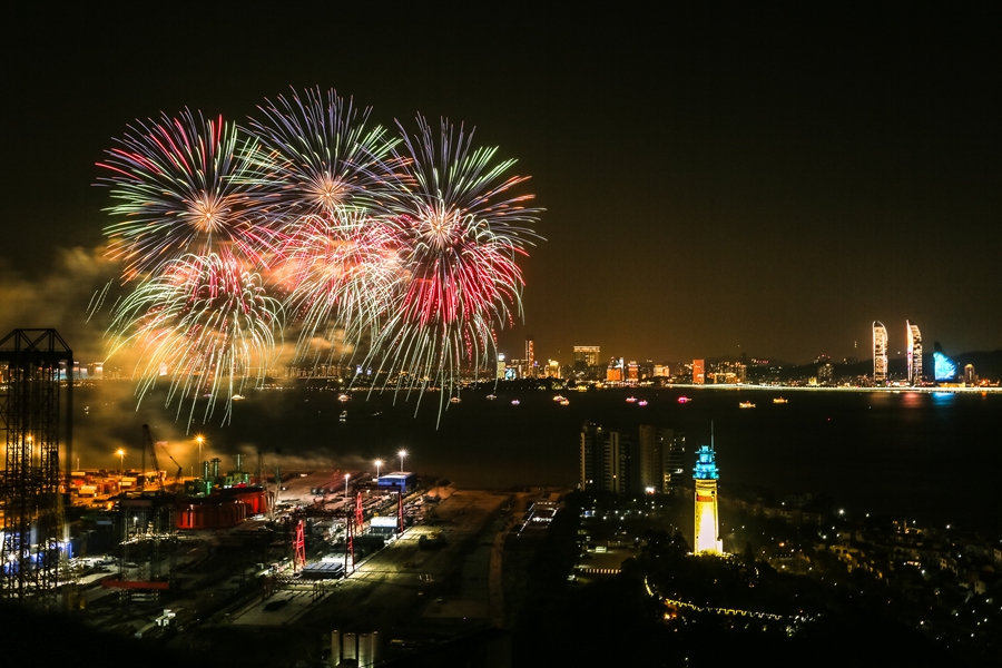 美丽的烟花绽放在漳州港上空。西寺摄