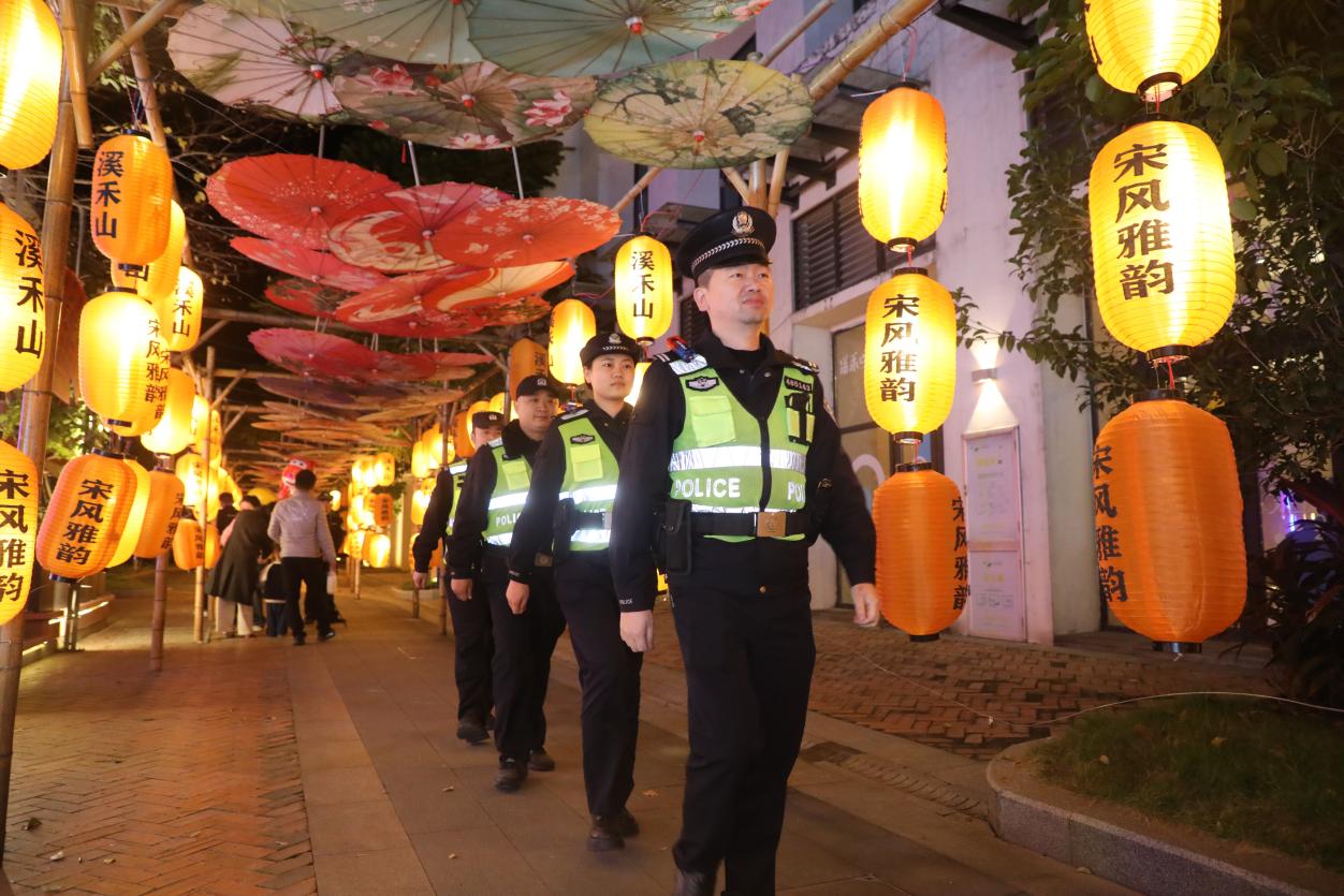 民警不断强化夜间巡逻防控。安溪县公安局供图