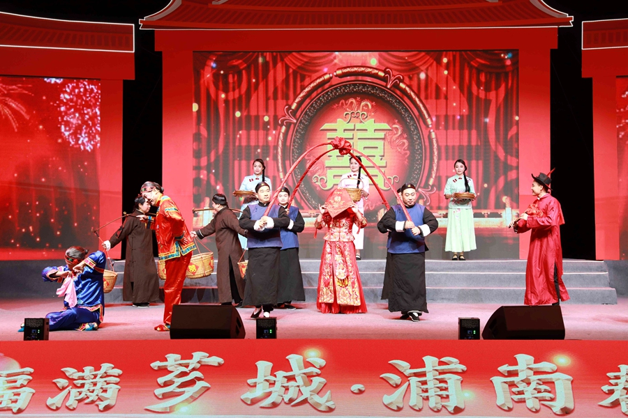 现场表演。郑文典摄