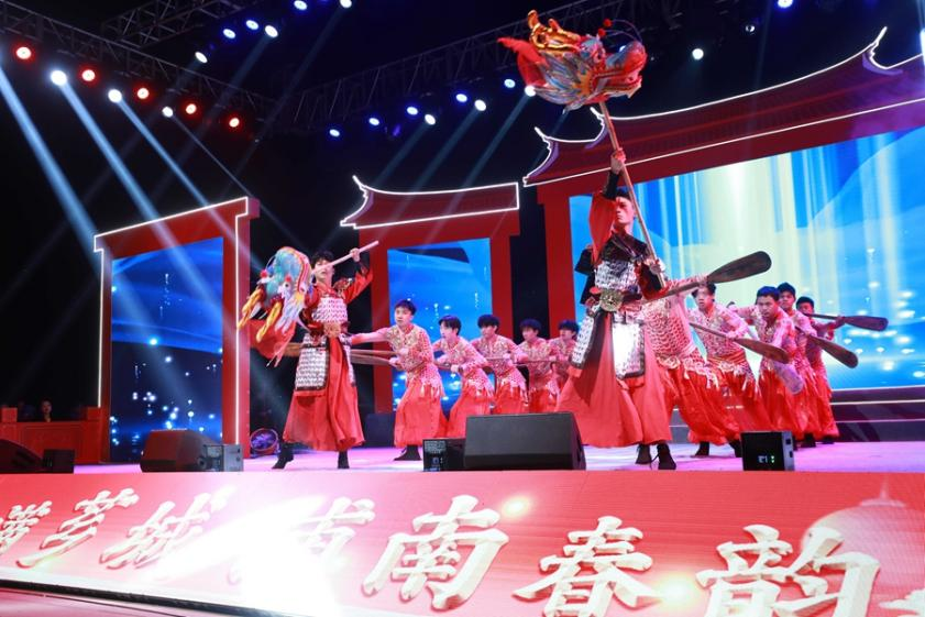 现场表演。郑文典摄