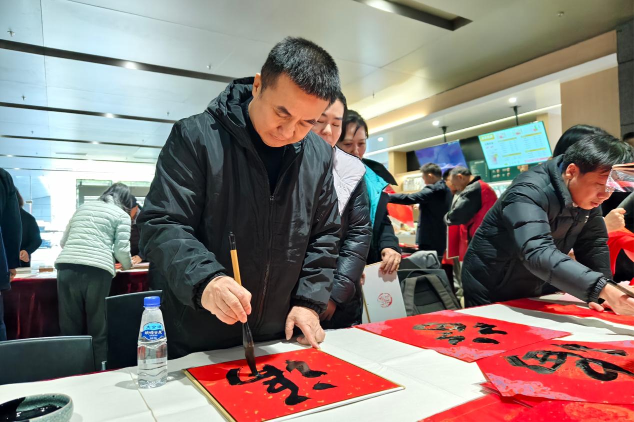 书画家为群众书写“福”字。建设银行福建省分行供图