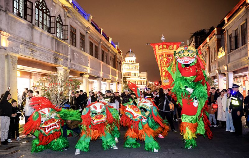 花灯巡游——青狮压阵。泉州市文旅局供图