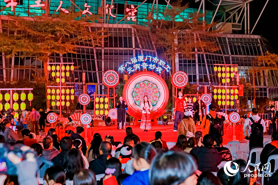 精彩的演出吸引了眾多職工市民駐足觀看。人民網記者 陳博攝