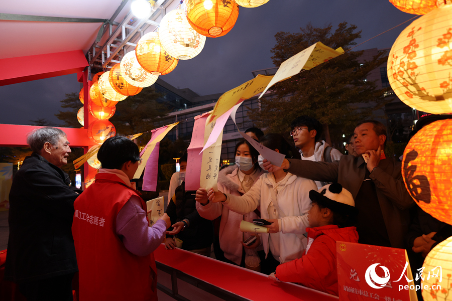 職工體驗原創燈謎。人民網記者 陳博攝