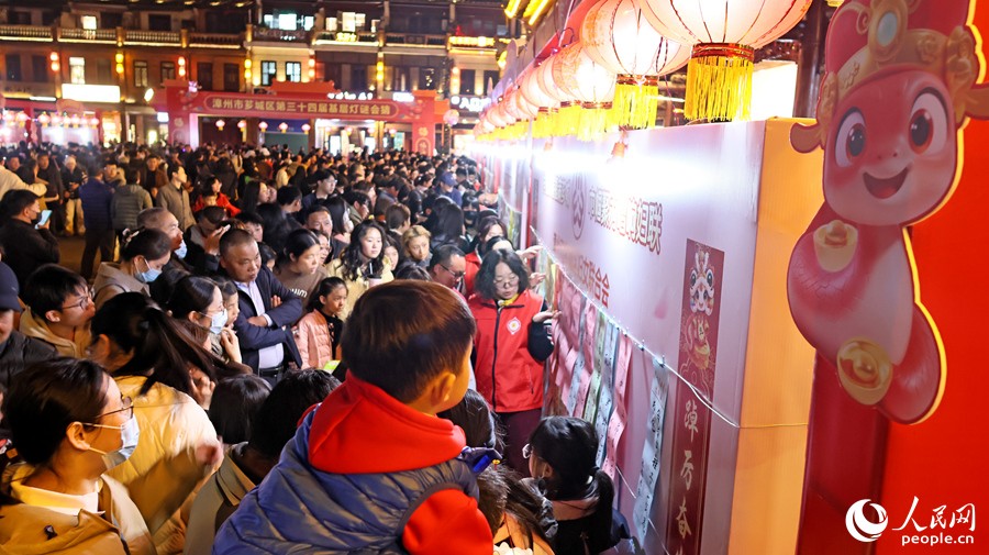 市民游客纷纷加入竞猜行列。人民网 李昌乾摄