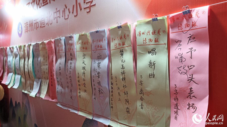 会猜活动共悬挂谜条5200多条。人民网 李昌乾摄