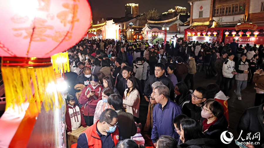 现场气氛热烈，市民游客纷纷驻足。人民网 李昌乾摄