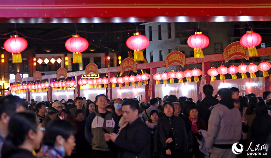 传统灯笼照亮节日夜晚，喜庆祥和。人民网 李昌乾摄