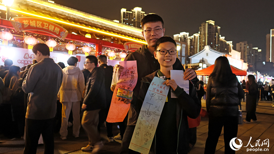 市民游客展示被猜中的谜条。人民网 李昌乾摄