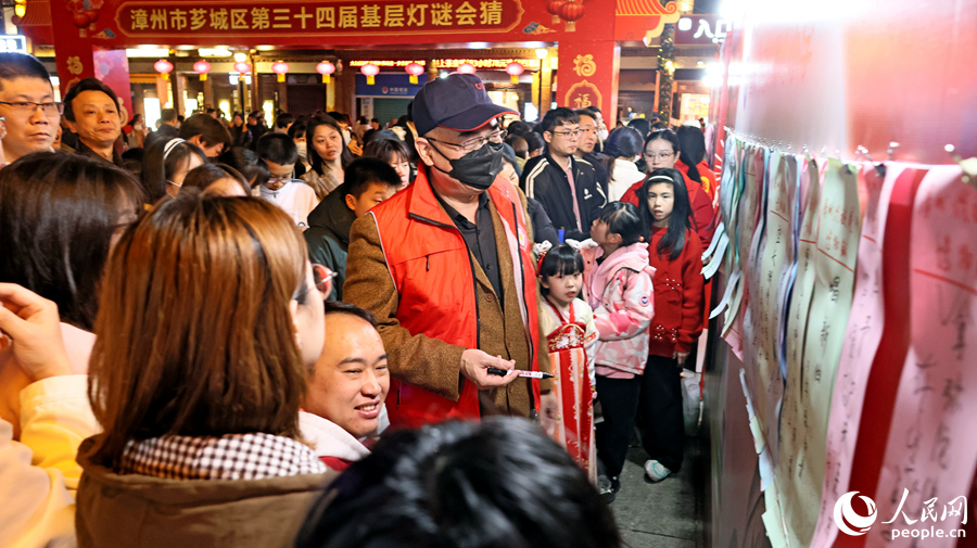 现场洋溢着欢乐喜庆的节日氛围。人民网 李昌乾摄