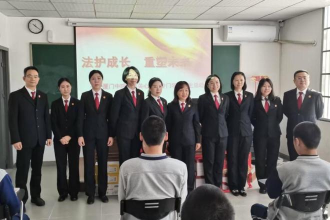 “法官妈妈”爱心服务队与专门学校学生面对面。厦门中院供图
