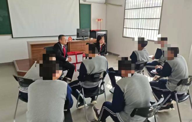 法官分组与同学们谈心。厦门中院供图