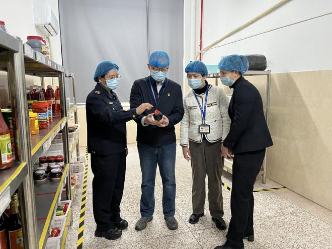 薌城區市場監管局等部門深入轄區檢查校園食品衛生安全。薌城區委宣傳部供圖
