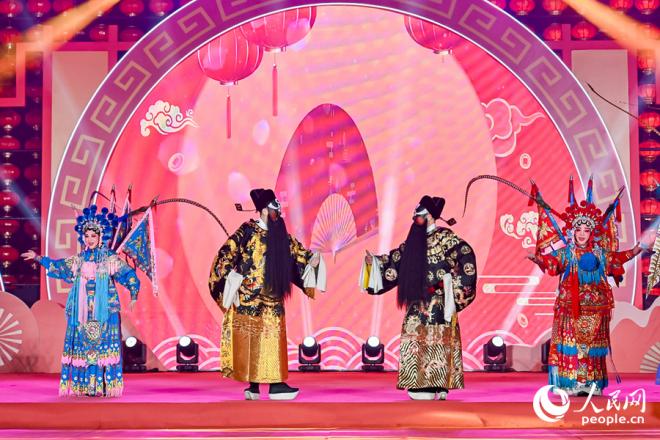 傳統吉慶戲劇引來掌聲雷動。人民網記者 陳博攝