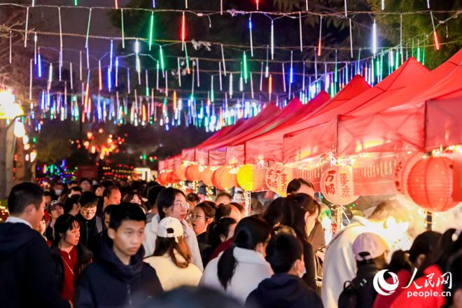 “繽紛元宵夜市集”煙火氣十足。人民網記者 陳博攝