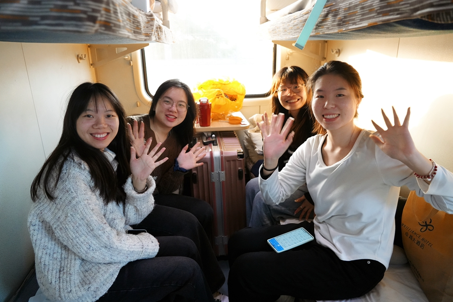 大學室友一起乘坐廈門北開往哈爾濱西的火車，開啟她們的旅程。安昕宇攝