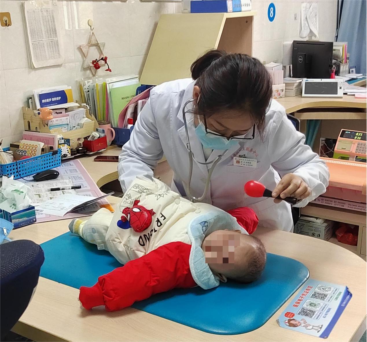 石塘社区卫生服务中心医生陈晓梅进行儿童体检