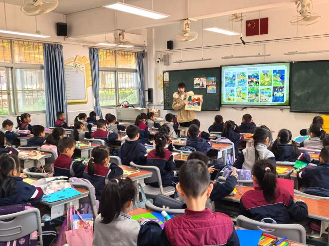3月19日上午，位于思明区的一学校小学部，一个班级的美术课堂现场。苏文峥摄