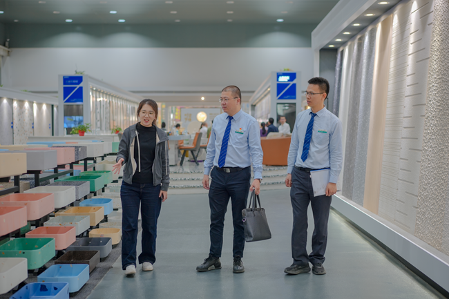 南安农行客户小微企业服务团队深入企业调研。苏炳秋摄