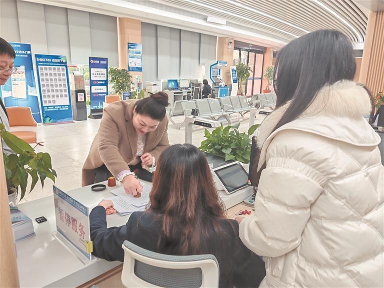 群众在行政服务中心办事