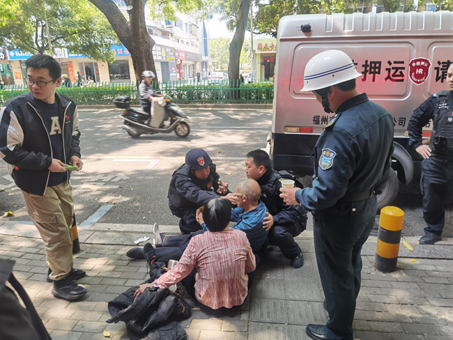 銀行工作人員合力救助突發身體不適的老人