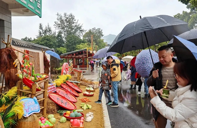 游客在攤位前拍照