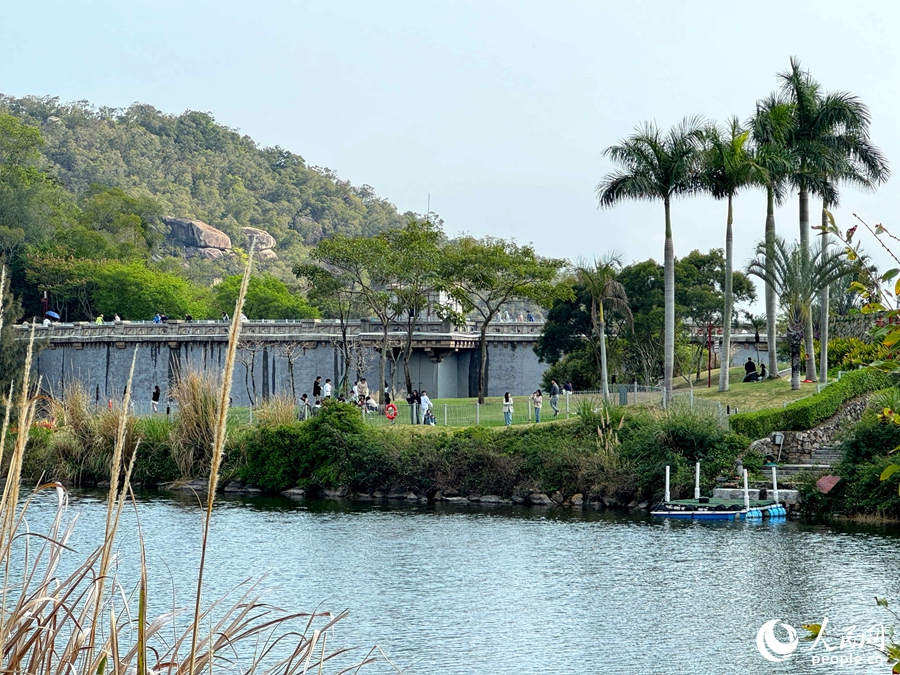 隱於山間的上李水庫公園以水庫為中心環湖而建，湖水、綠樹、藍天相映成趣，漫步其間，仿佛置身“天然氧吧”。人民網 謝星宇攝