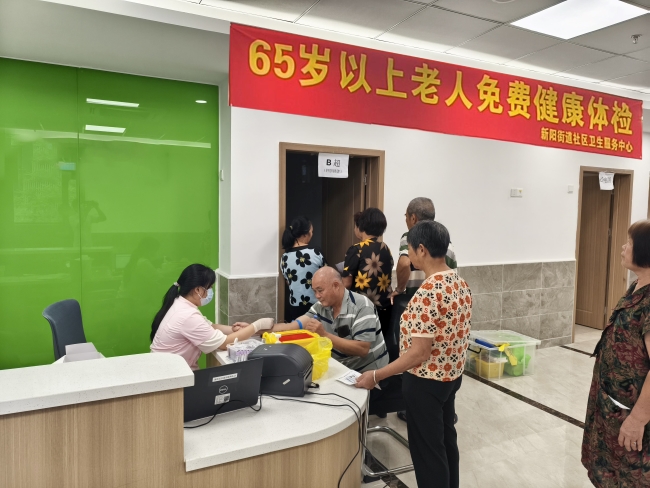医护人员为老年人体检