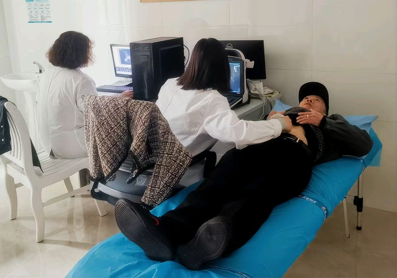 医护人员入村居现场为老年人进行B超检查