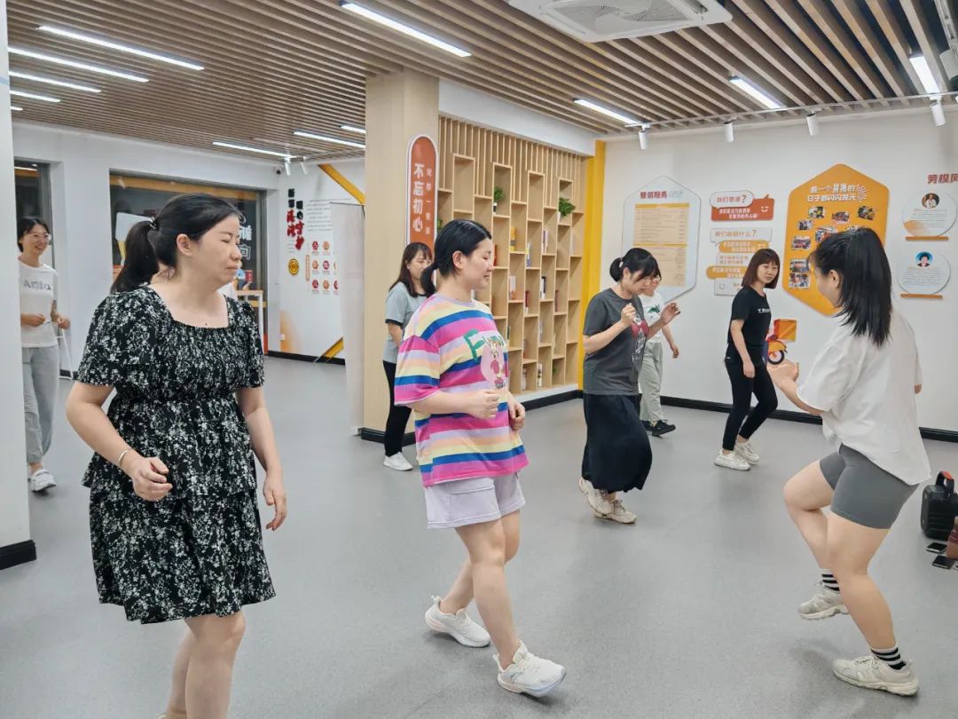 蜂巢夜校开设舞蹈课程