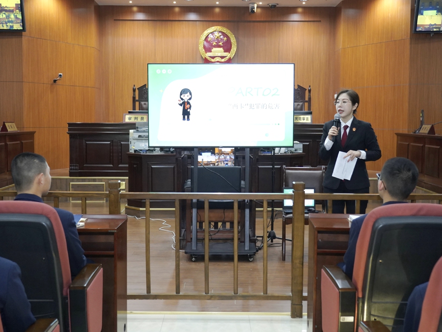 现场开展司法课堂。厦门中院供图