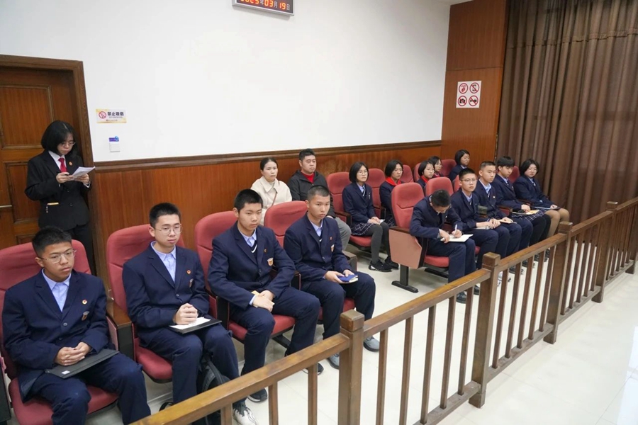 同学们旁听庭审。厦门中院供图