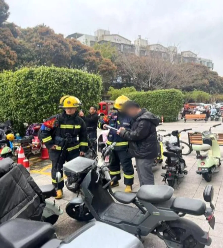 龙山社区微型消防应急队伍迅速到场扑灭火情。嘉莲街道供图