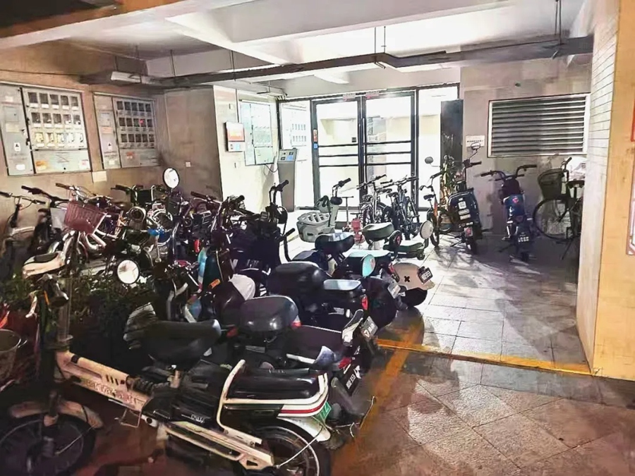小區電動自行車停放曾經存在安全隱患。嘉蓮街道供圖
