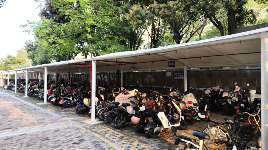 改造后的小區一處電動自行車停車棚。嘉蓮街道供圖