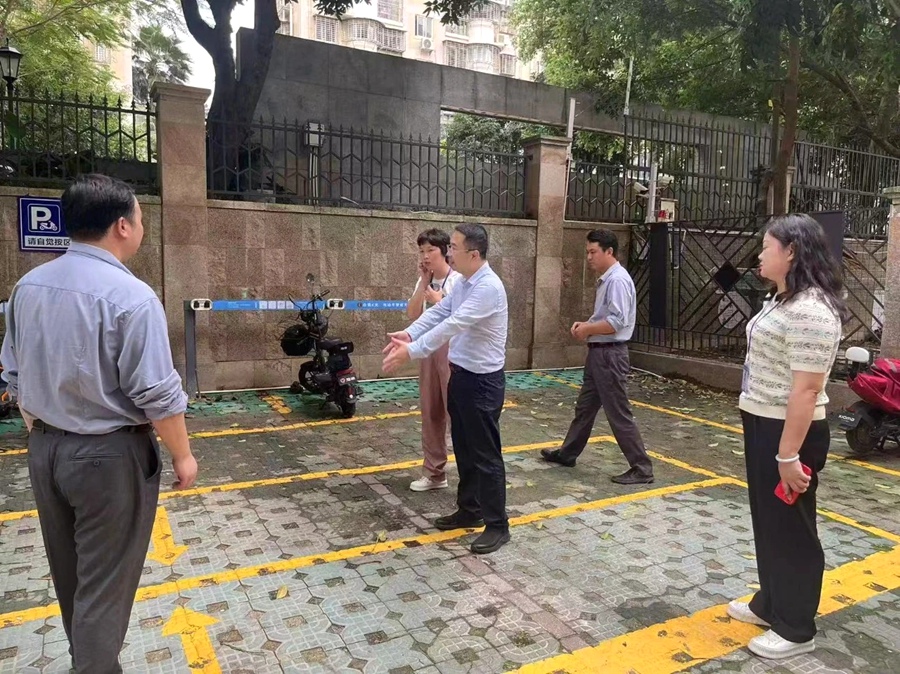 街道相關負責人深入小區推進規范電動自行車停放場所建設。嘉蓮街道供圖