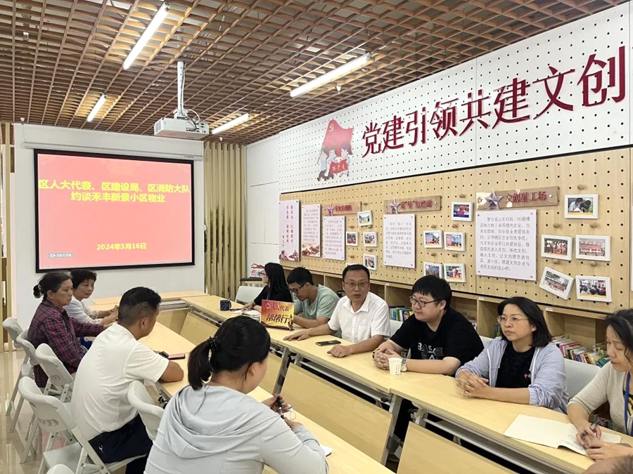 區人大代表一線督導職能部門現場辦公，既講透政策法規又傾聽居民訴求。嘉蓮街道供圖