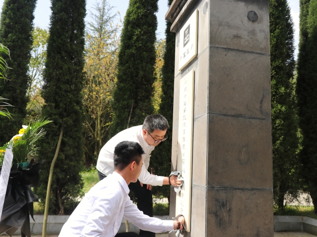 中建海峡西南分公司党员擦拭“8·14”映秀援建遇难者纪念碑。中建海峡供图