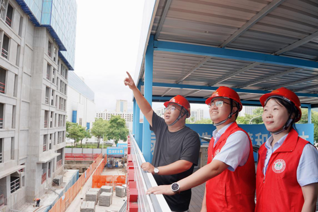 銀行員工深入建筑工地了解項目開發需求